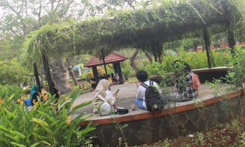 Puluhan remaja berada di dua gazebo taman Ganesa, Minggu ( 11/9/2022) Foto Sup