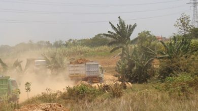 Sebagian Sungai Jrakah yang telah diurug dengan tanah dan dijadikan "pintu" keluar masuknya armada truk di proyek pembangunan meubel di Desa Papringan Kecamatan Kaliwungu Kudus Foto Sup