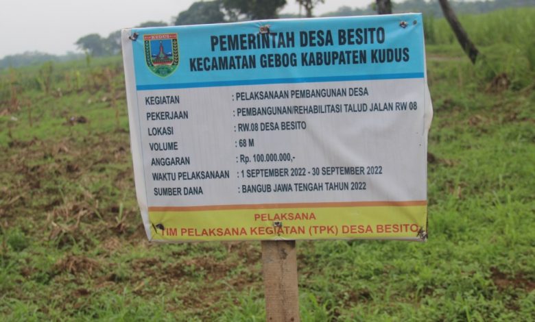 Papan nama proyek pembangunan talud Desa Besito Kecamatan Gebog Kudus. Foto Sup