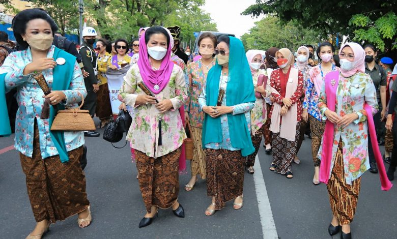 Rombongan ibu ibu pejabat tinggi negara dalam acara berkebaya bersama ibu negara di Solo awal Oktober 2022. Foto istimewa