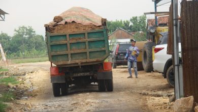 Sebuah dump truk pengangkut tanah urug memasuki gerbang lokasi calon pabrik mebel di Desa Papringan Kecamatan Kaliwungu Kudus Kamis 3 November 2022. Foto Sup