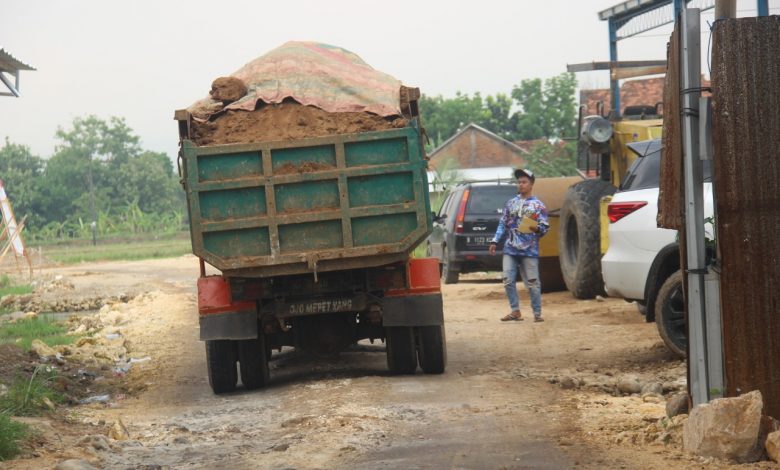 Sebuah dump truk pengangkut tanah urug memasuki gerbang lokasi calon pabrik mebel di Desa Papringan Kecamatan Kaliwungu Kudus Kamis 3 November 2022. Foto Sup