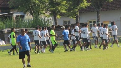 Seluruh pemain Persiku Liga 3, bersama tim pelatih, berlatih ringan di lapangan Bacin Bae Kudus, Rabu pagi (21/12/2022) foto : sup