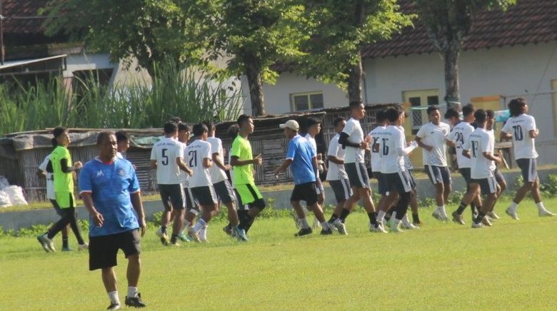 Seluruh pemain Persiku Liga 3, bersama tim pelatih, berlatih ringan di lapangan Bacin Bae Kudus, Rabu pagi (21/12/2022) foto : sup