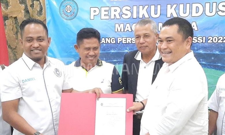 Ketua Askab/PSSI Kabupaten Kudus, Daniel Budi Sampurna (kedua dari kiri) menyerahkan surat keputusan Manajer Persiku Liga 3/2022 kepada Achmad Faisal. Foto istimewa