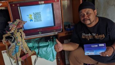 Salah satu warga Kudus tlah beralih TV analog ke digital, dengan STB buatan PT Pura Kudus. Foto istimewa