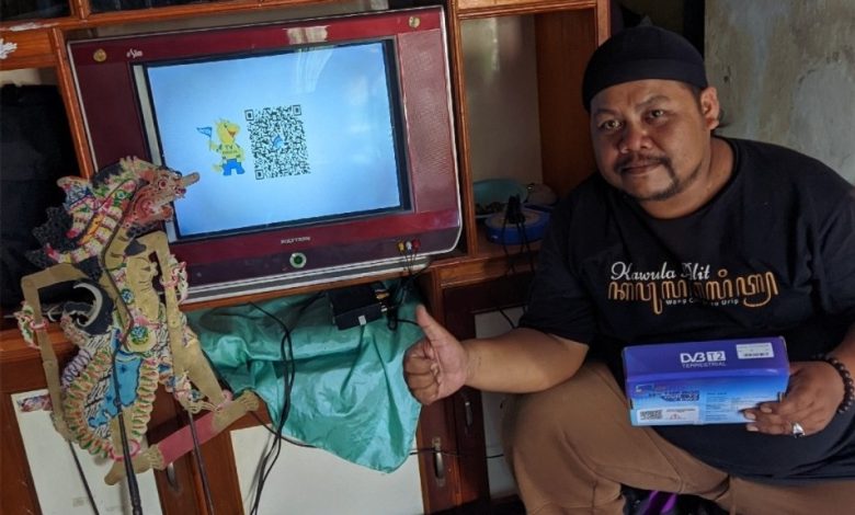 Salah satu warga Kudus tlah beralih TV analog ke digital, dengan STB buatan PT Pura Kudus. Foto istimewa