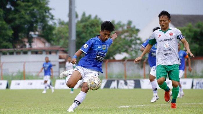 Persiku Kudus ( biru putih) dikandaskan PSIR Rembang ( putih ,hijau) 1-0 di Stadion Wergu Wetan Kudus, Sabtu 24/12/2022. Foto : istimewa