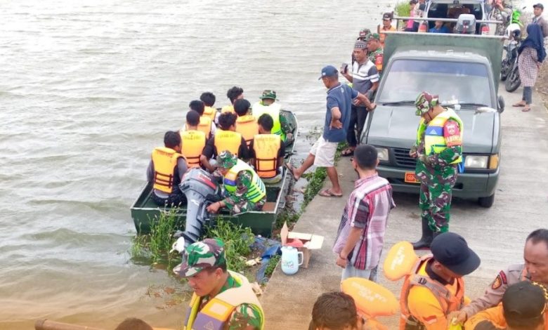 Pencarian korban di areal persawahan yang tergenang banjir di Desa Bulungcangkring Jekulo Kudus Senin 2/1/2023. Foto istimewa