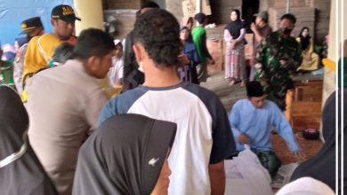 Sejumlah warga Desa Bulungcangkring Jekulo Kudus, beserta aparat terkait, saat berada di salah satu korban meninggal yang ditemukan Selasa ( 3/1/2023) pukul 05.00 WIB. Foto : istimewa