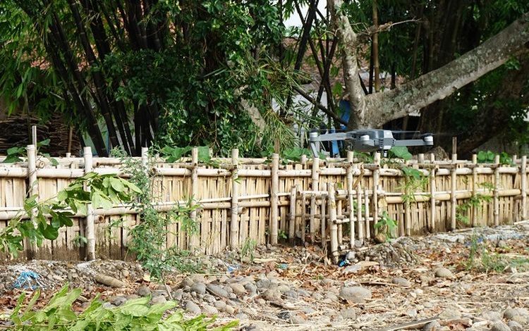 Tanggul dengan bambu yang dilakukan Balai Besar Wilayah Sungai (BBWS) di Jawa Barat 2017. Foto istimewa