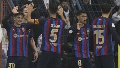 Para pemain Barcelona melakukan selebrasi usai mencetak gol ke gawang Real Madrid pada final Supercopa de Espana, Senin (16/1/2023) WIB. (c) AP Photo/Hussein Malla.