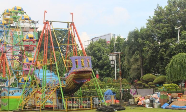 berbagai permainan berjenis hiburan di Alun Alun Simpang Tujuh Kudus, Selasa 7/3/2023 foto Sup