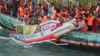 Perahu mini-berisi aneka macam sesajian yang akan dilarung di laut seputar Pantai Kartini Jepara