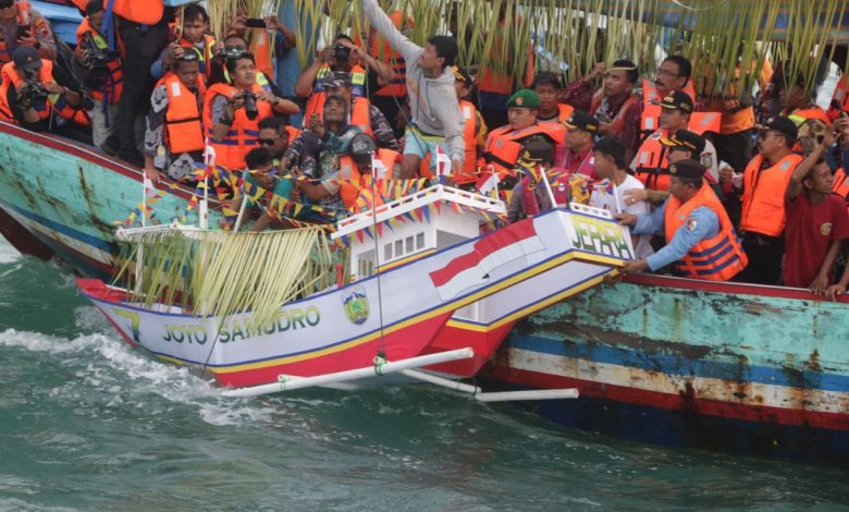 Perahu mini-berisi aneka macam sesajian yang akan dilarung di laut seputar Pantai Kartini Jepara