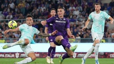 Penyerang Inter Milan, Lautaro Martinez (kiri) mencetak gol melewati hadangan dari bek tengah Fiorentina, Nikola Milenkovic pada final Coppa Italia 2022/2023, Kamis (25/5/2023) WIB. (c) AP Photo/La Pr