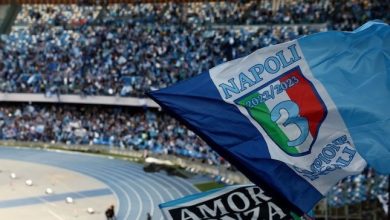 Salah satu bendera milik pendukung Napoli. Angka 3 berarti gelar Liga Italia ketiga untuk Napoli dan angka 2022/2023 merujuk pada tahun saat Napoli mendapatkan gelar ketiga tersebut. (c) AP Photo/La Presse/Alessandro Garofalo