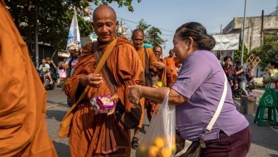 Memberi minuman- kepada para biksu Thudong yang hari ini (Rabu31/5/2023) sudah tiba di Magelang dan melanjutkan perjalan terakhirnya di Borobudur. Foto istimewa