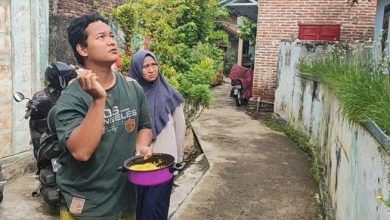 Dinda,bayi perempuan umur tiga bulan yang hilang entah ke mana. Suami isteri - Sholeh - Dinda melakukan ritual agar anaknya yang hilang segera ditemukan. Foto reproduksi dari Tribun Jateng