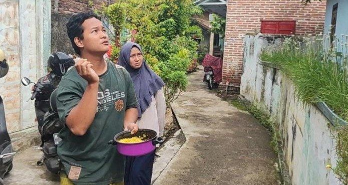 Dinda,bayi perempuan umur tiga bulan yang hilang entah ke mana. Suami isteri - Sholeh - Dinda melakukan ritual agar anaknya yang hilang segera ditemukan. Foto reproduksi dari Tribun Jateng