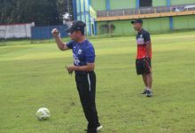 Norrahmad- saat memberikan pengarahan, Bersama pelatih Agus Santiko dan Wijiono di Stadion wergu Wetan Kudus, Jumat ( 12/5/2023) Foto : Sup