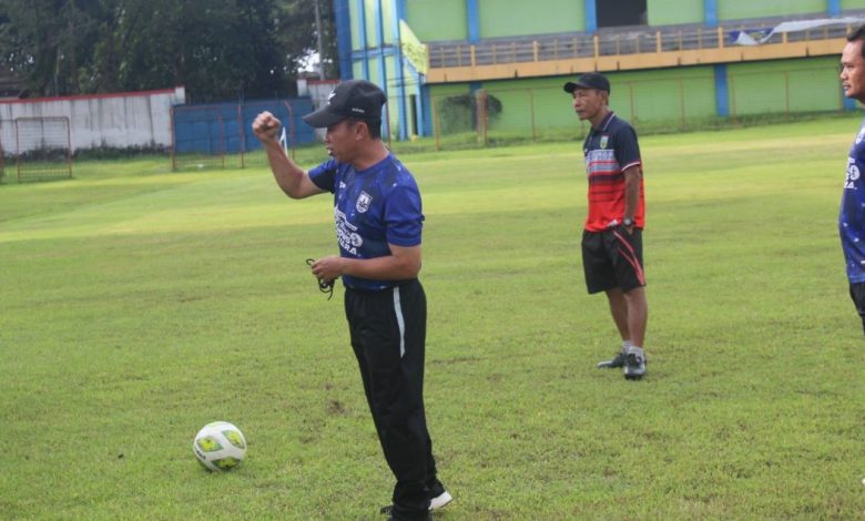 Norrahmad- saat memberikan pengarahan, Bersama pelatih Agus Santiko dan Wijiono di Stadion wergu Wetan Kudus, Jumat ( 12/5/2023) Foto : Sup