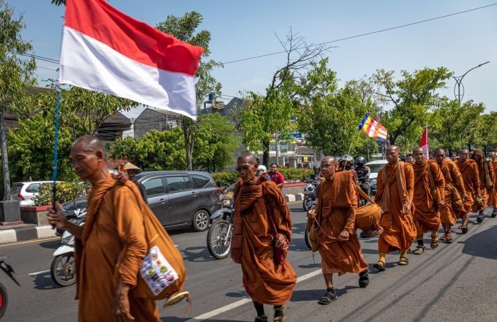 32 biksu - riual Thudong yang kini dalam perjalanan dari Ambarawa-Magelang foto istimewa.